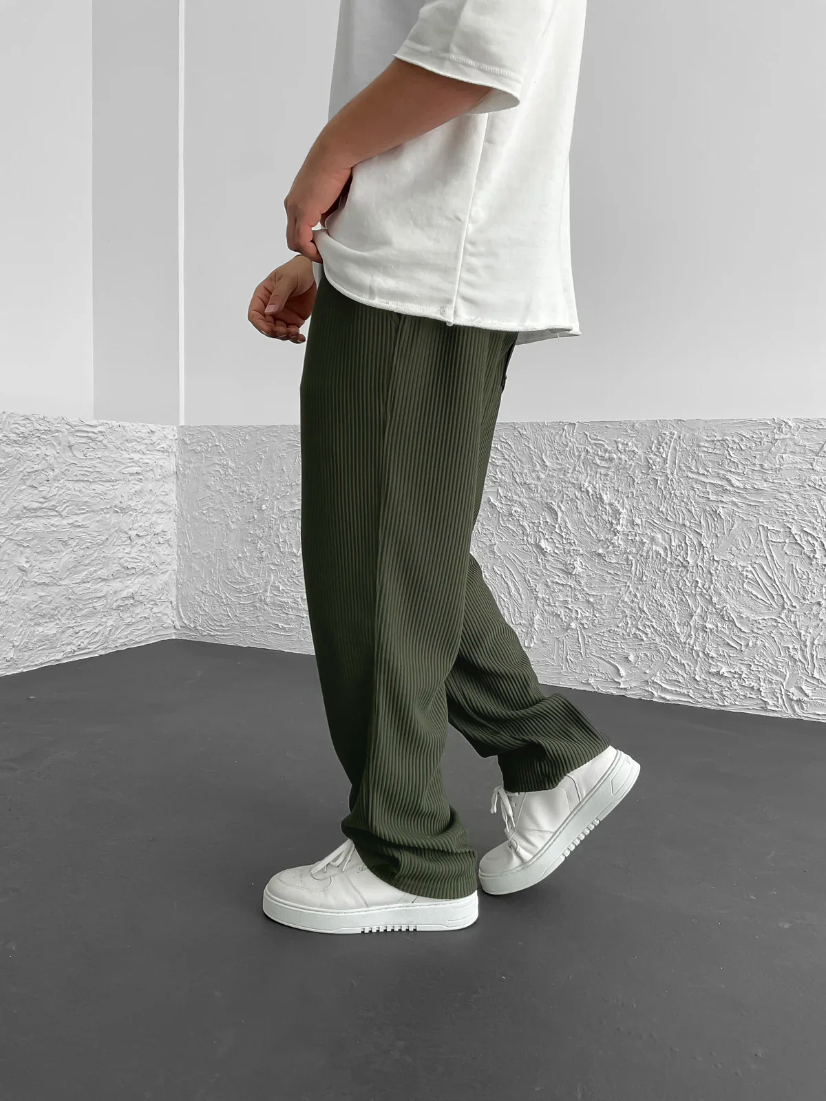 Erik- Relaxed Fit Trousers