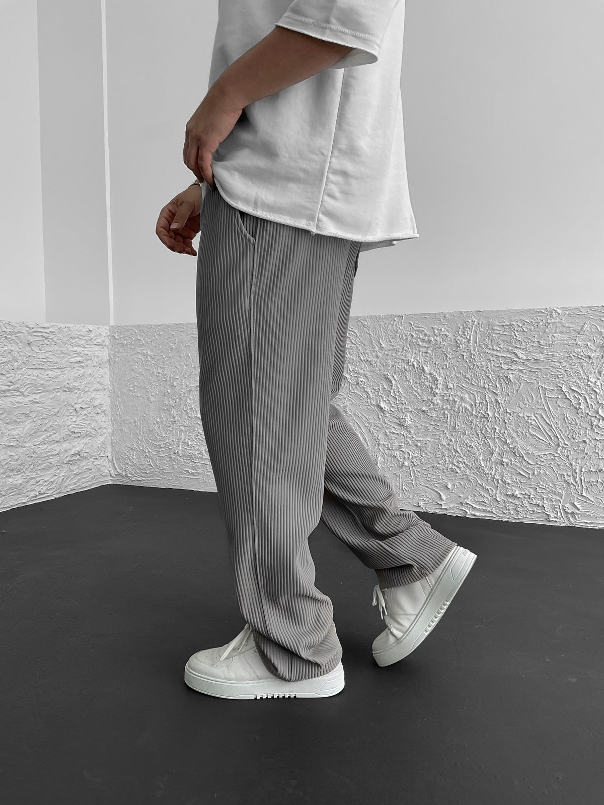 Erik- Relaxed Fit Trousers