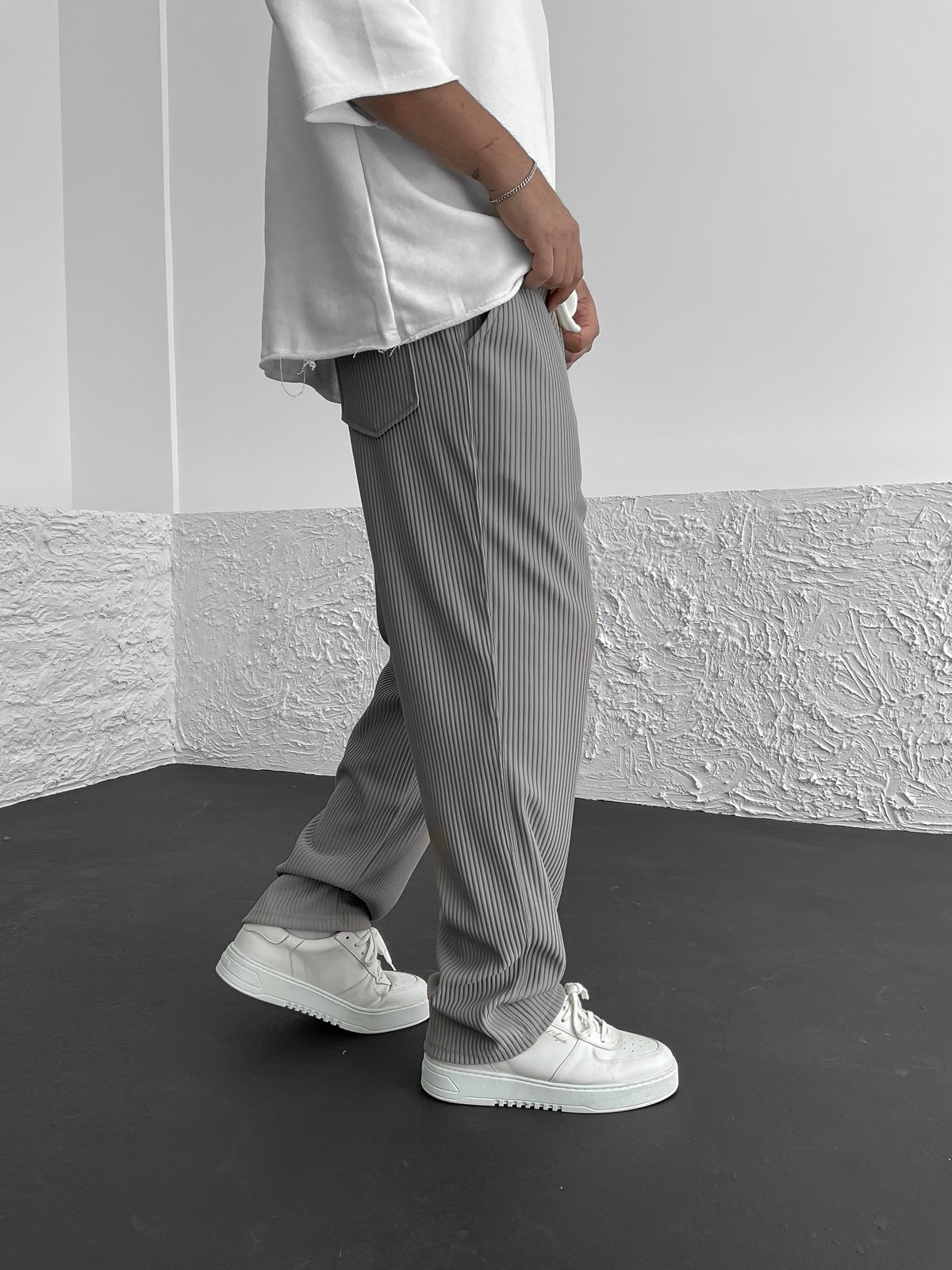 Erik- Relaxed Fit Trousers