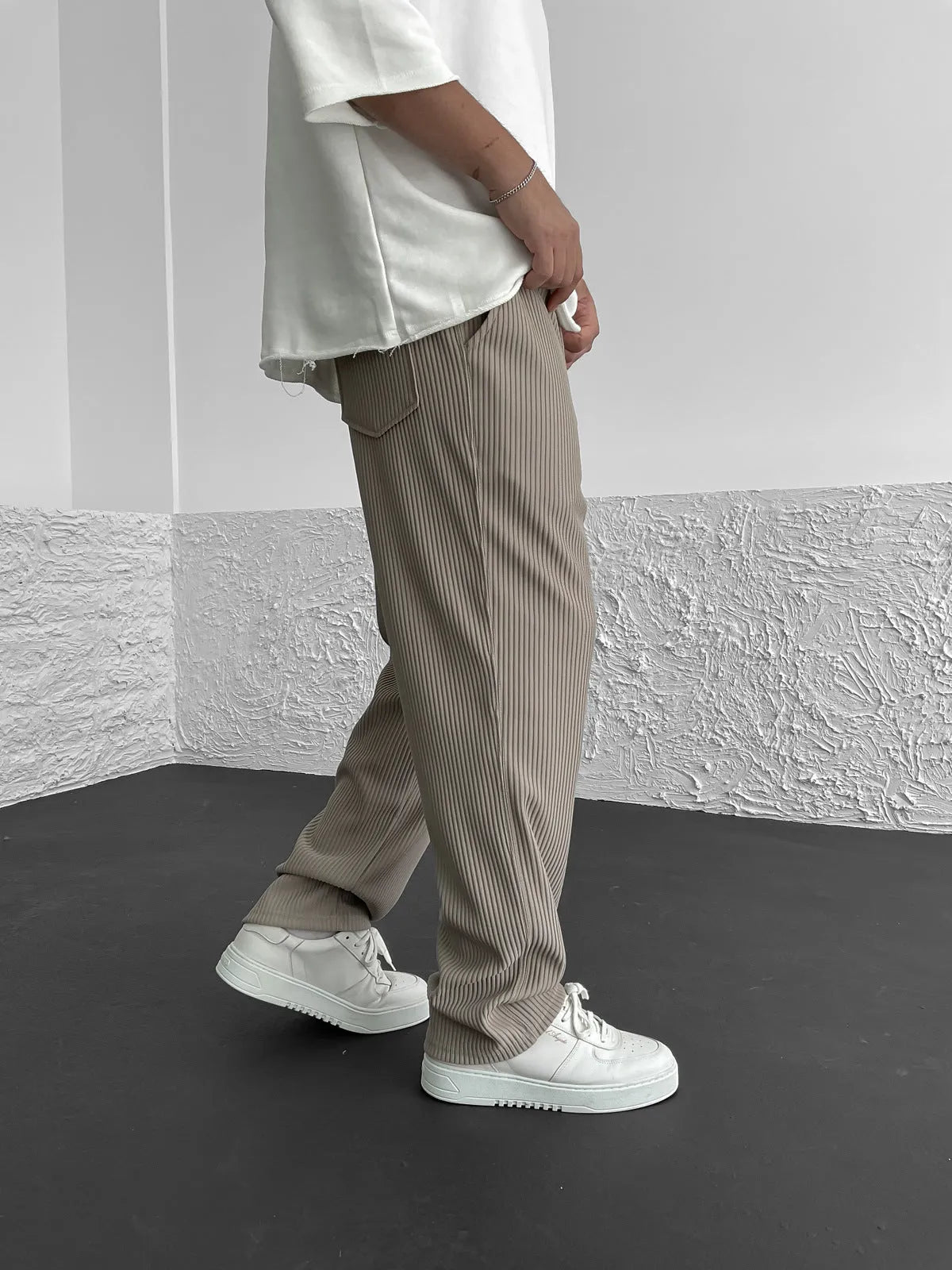Erik- Relaxed Fit Trousers
